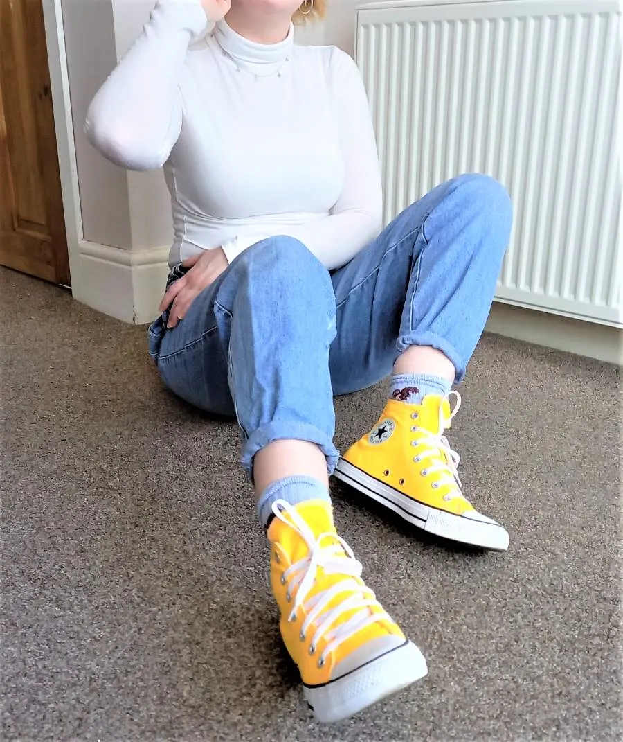 White turtleneck baggy jeans yellow converse