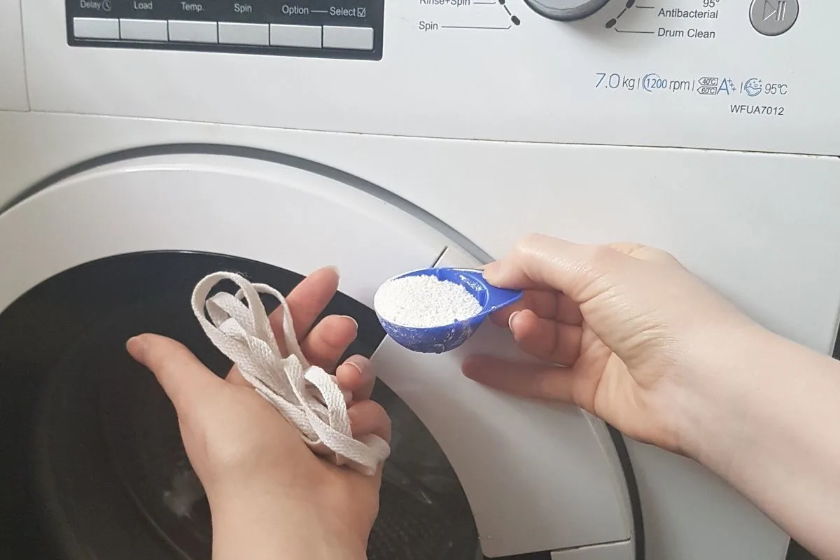 How to clean shoelaces in the washing machine