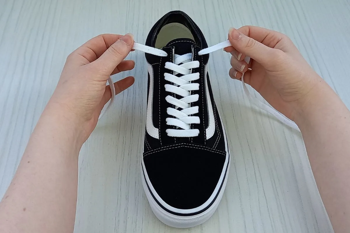 How To Lace Vans Old Skools (Standard Way) - Wearably Weird